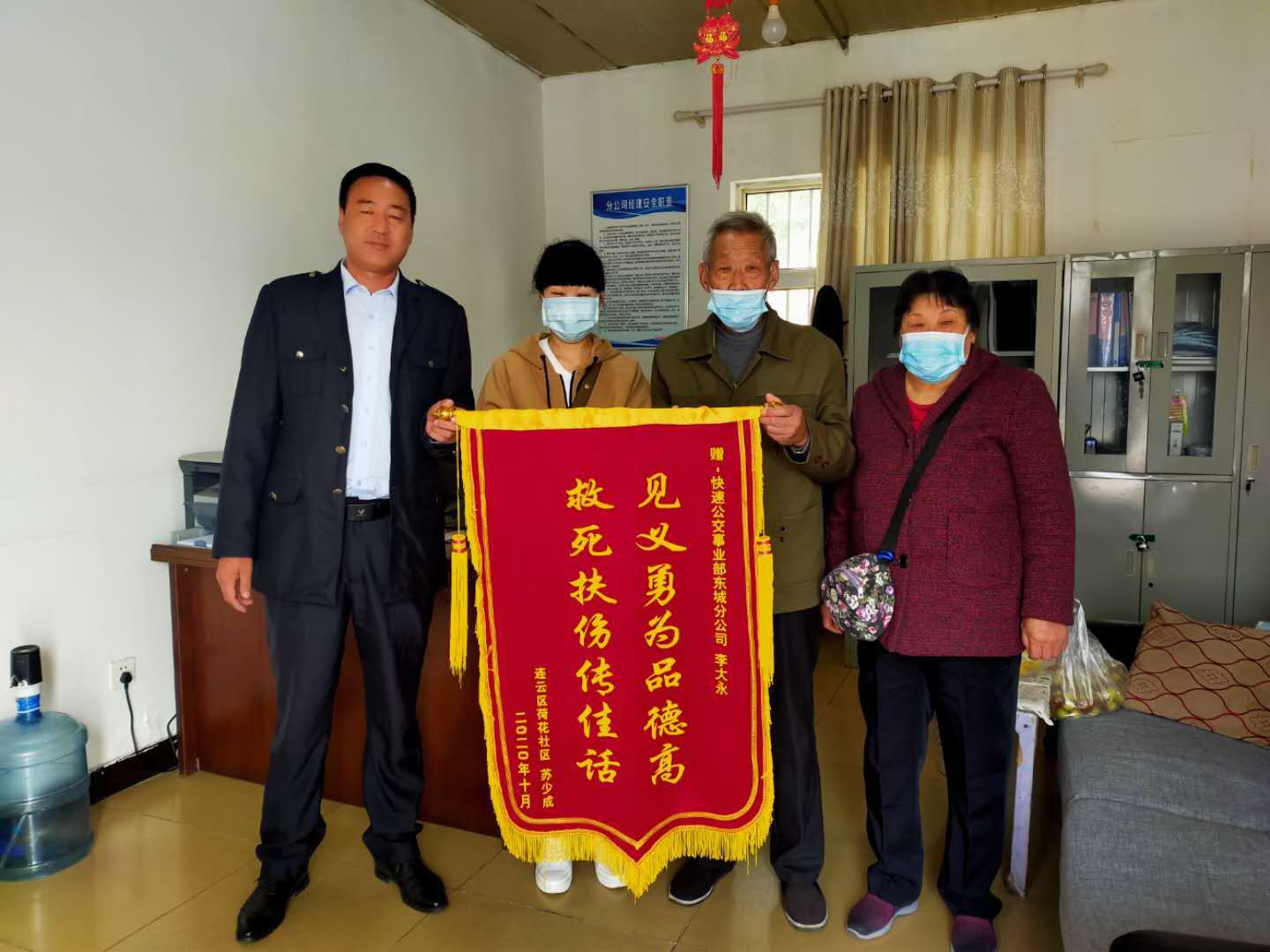 車(chē)廂內乘客暈倒 快速公交駕駛員暖心救助