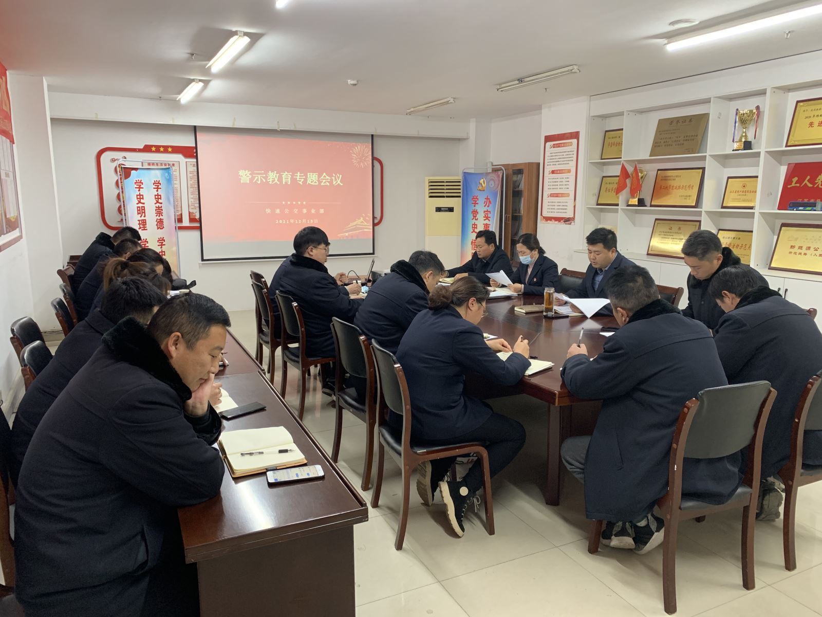 公交集團快速公交事業(yè)部召開(kāi)疫情防控專(zhuān)項會(huì )議