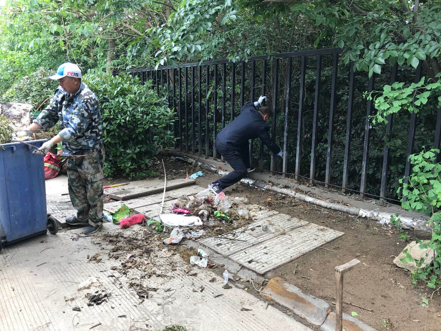 快速公交事業(yè)部西城分公司清理環(huán)境衛生助文明城市創(chuàng  )建