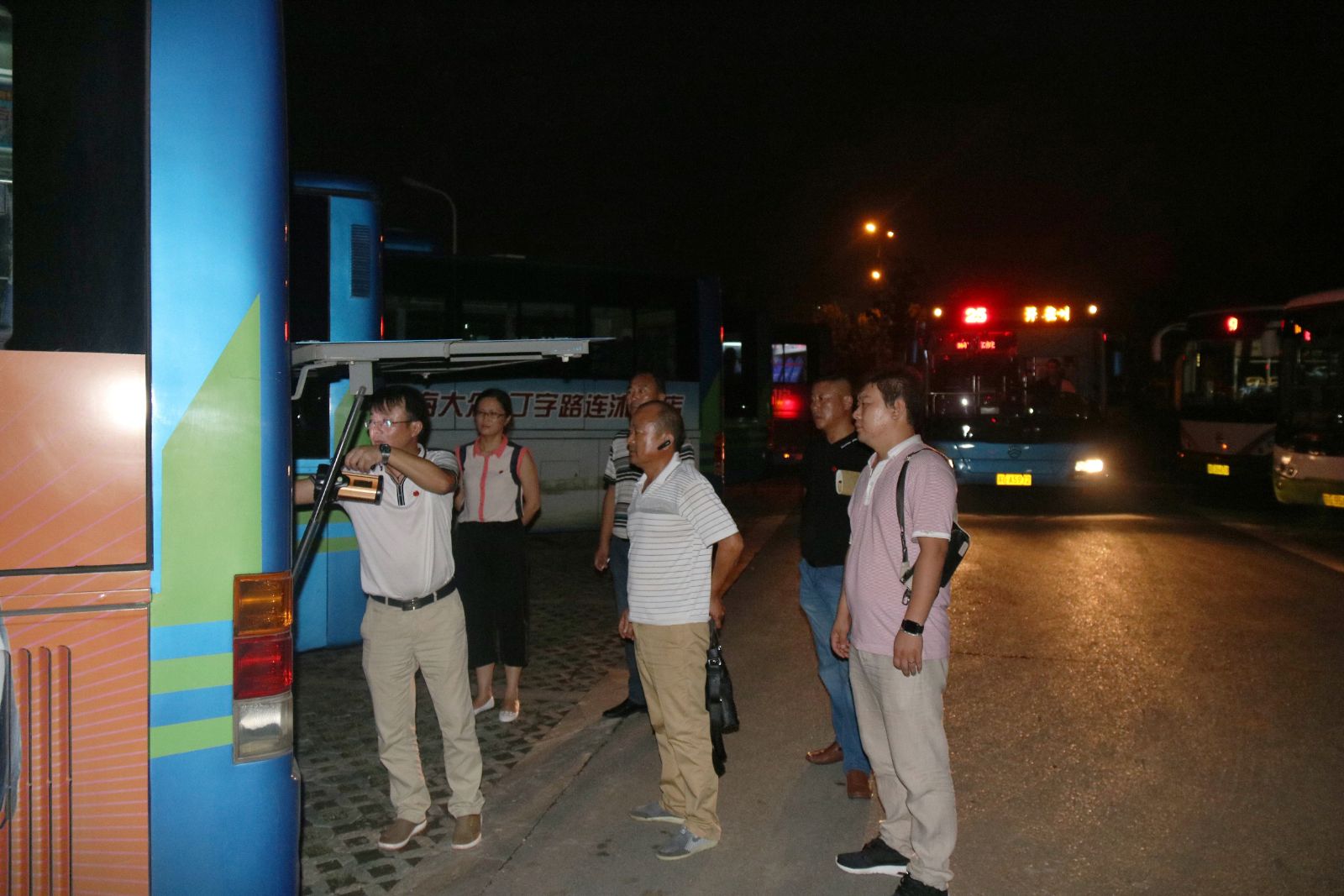 公交海州公司不畏高溫酷暑 夜查公交場(chǎng)站促安全生產(chǎn)