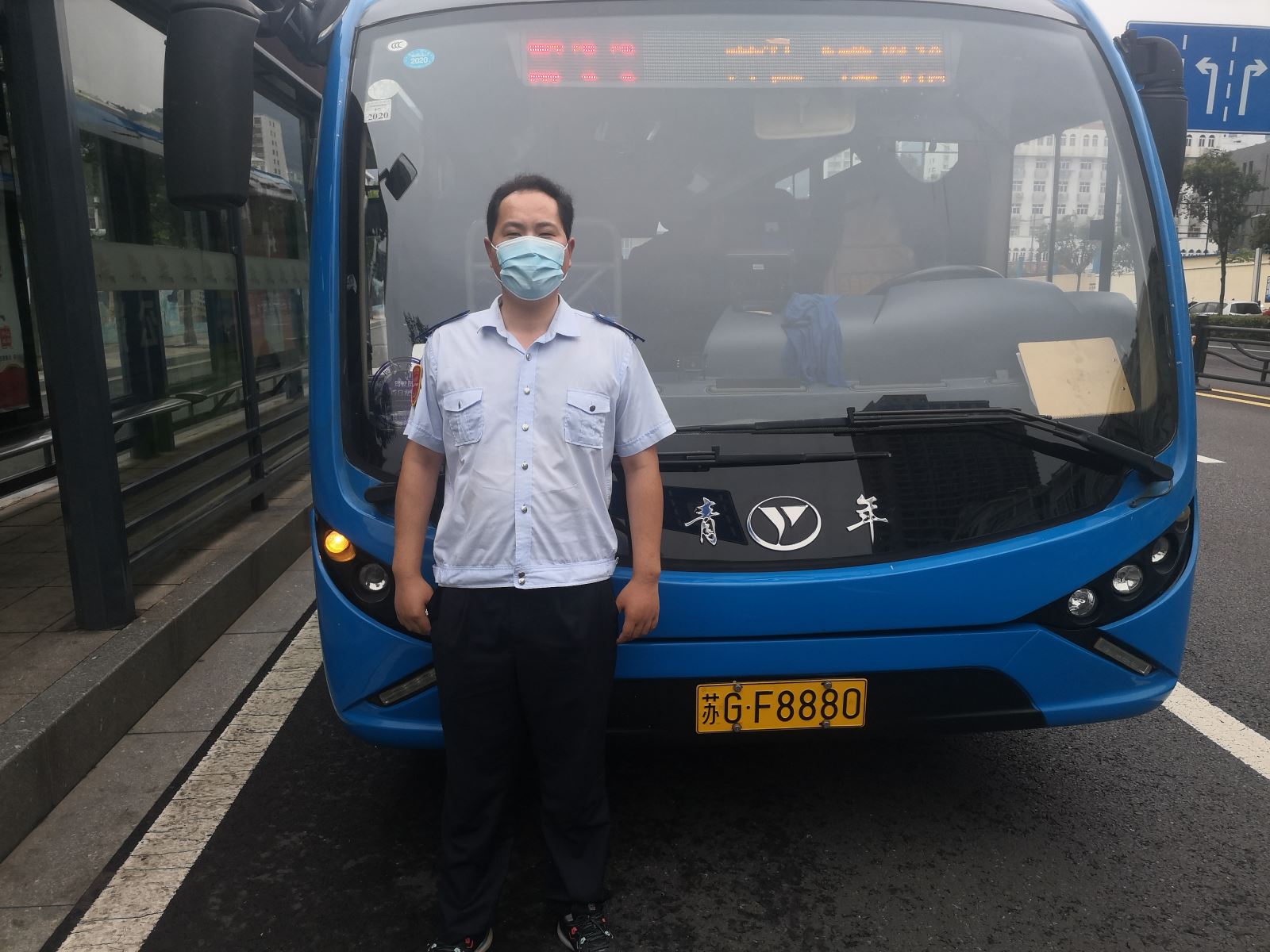 公交集團公交事業(yè)二部游11路駕駛員金勇及時(shí)歸還乘客丟失的包