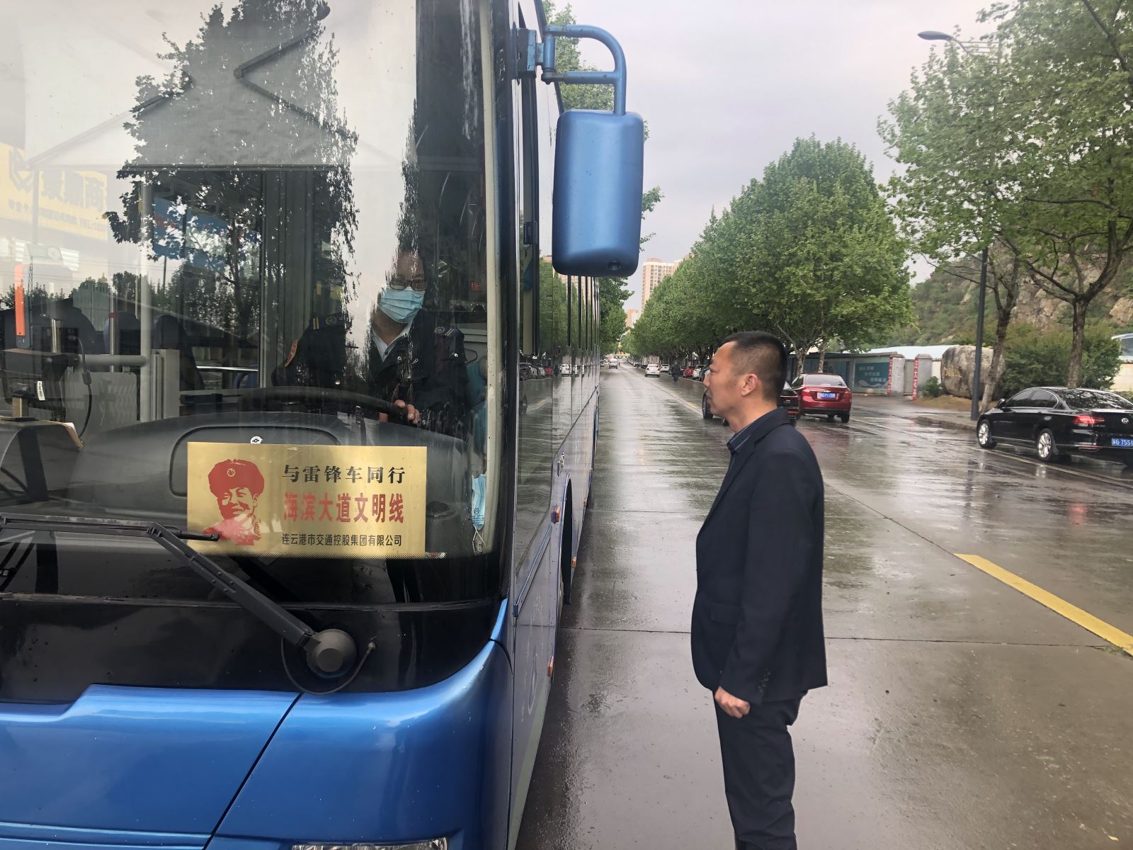 公交集團公交事業(yè)二部積極應對暴雨冰雹惡劣天氣