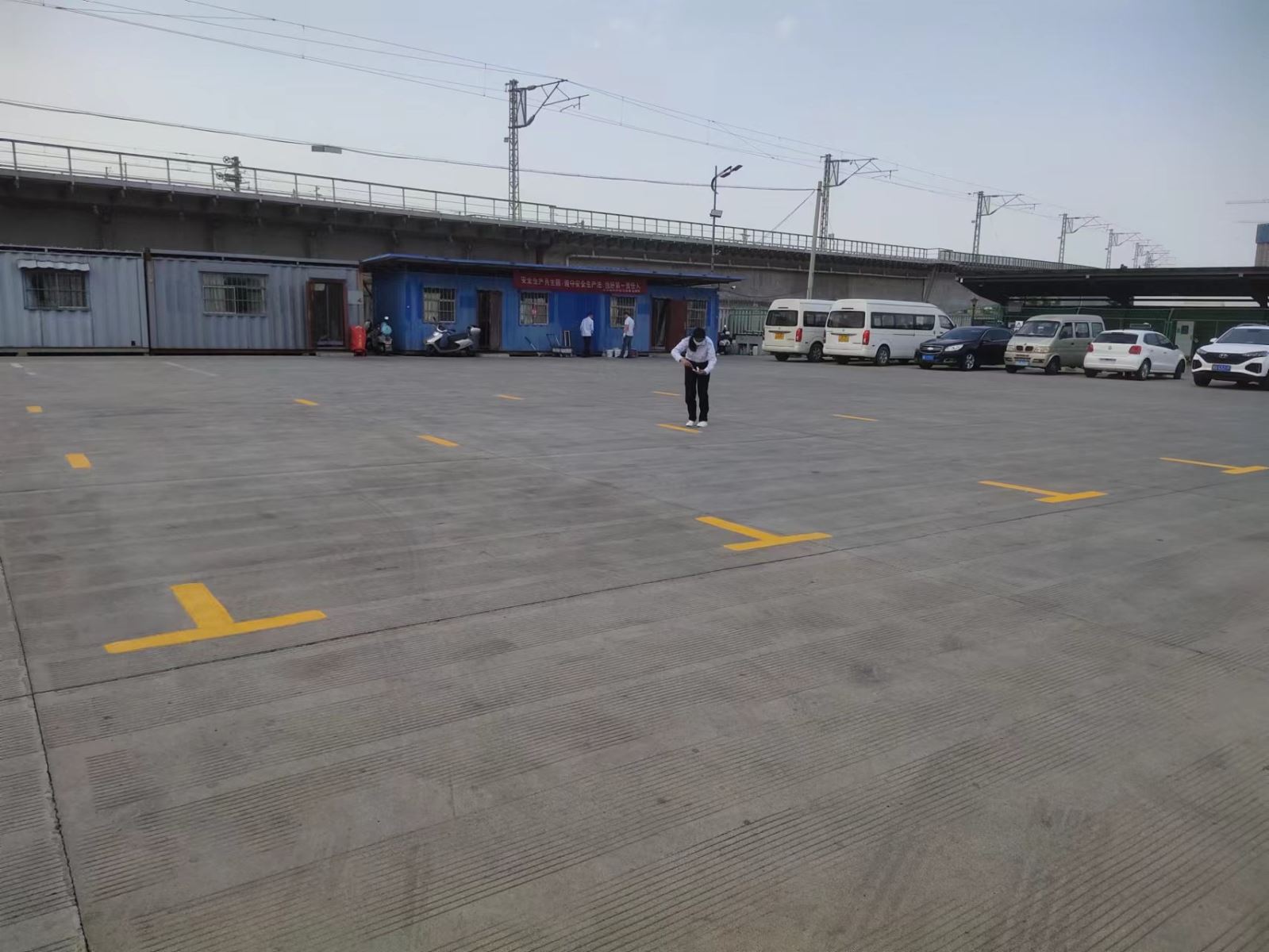 經(jīng)營(yíng)發(fā)展事業(yè)部施劃場(chǎng)站停車(chē)標識線(xiàn) 助力創(chuàng  )文工作