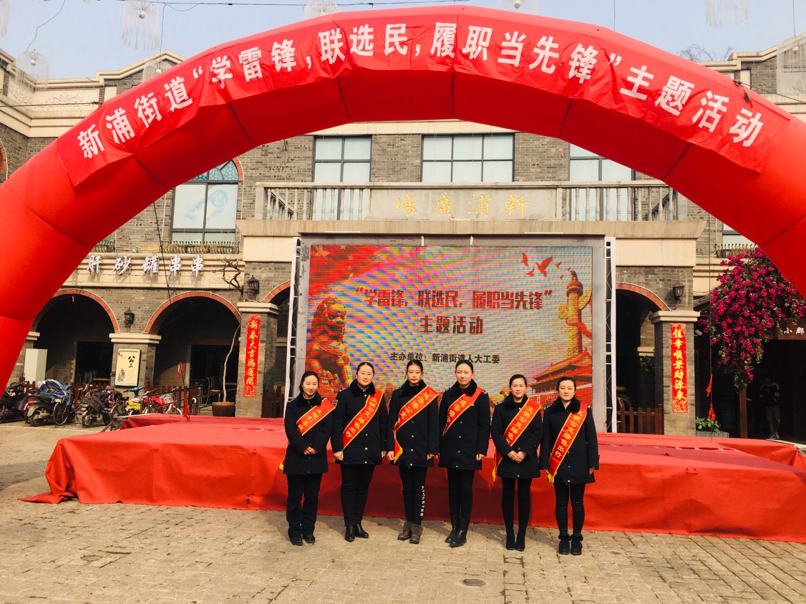 公交集團開(kāi)展“學(xué)雷鋒、我行動(dòng)”志愿服務(wù)活動(dòng)