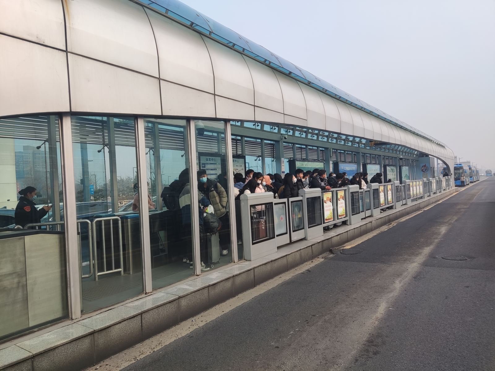 公交集團快速公交事業(yè)部圓滿(mǎn)完成海濱技工職業(yè)學(xué)校放假疏散任務(wù)