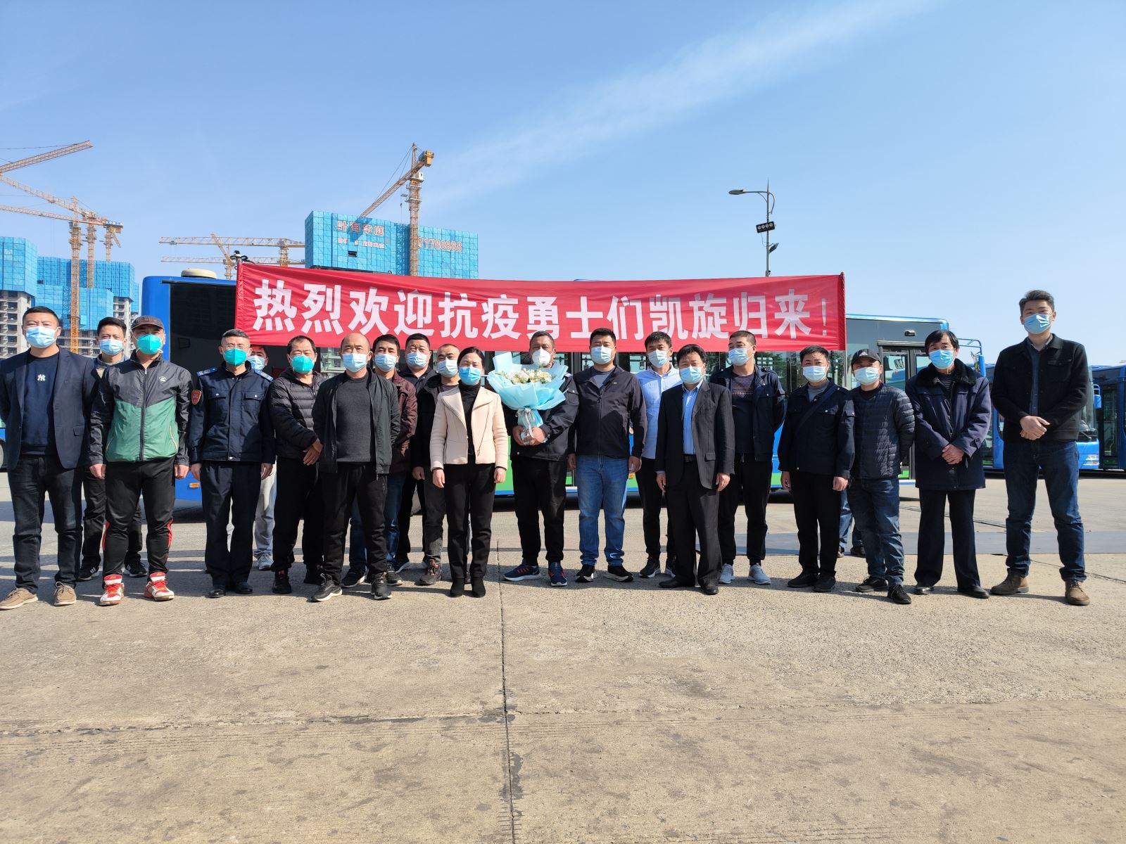 公交集團快速公交事業(yè)部迎接凱旋的轉運駕駛員