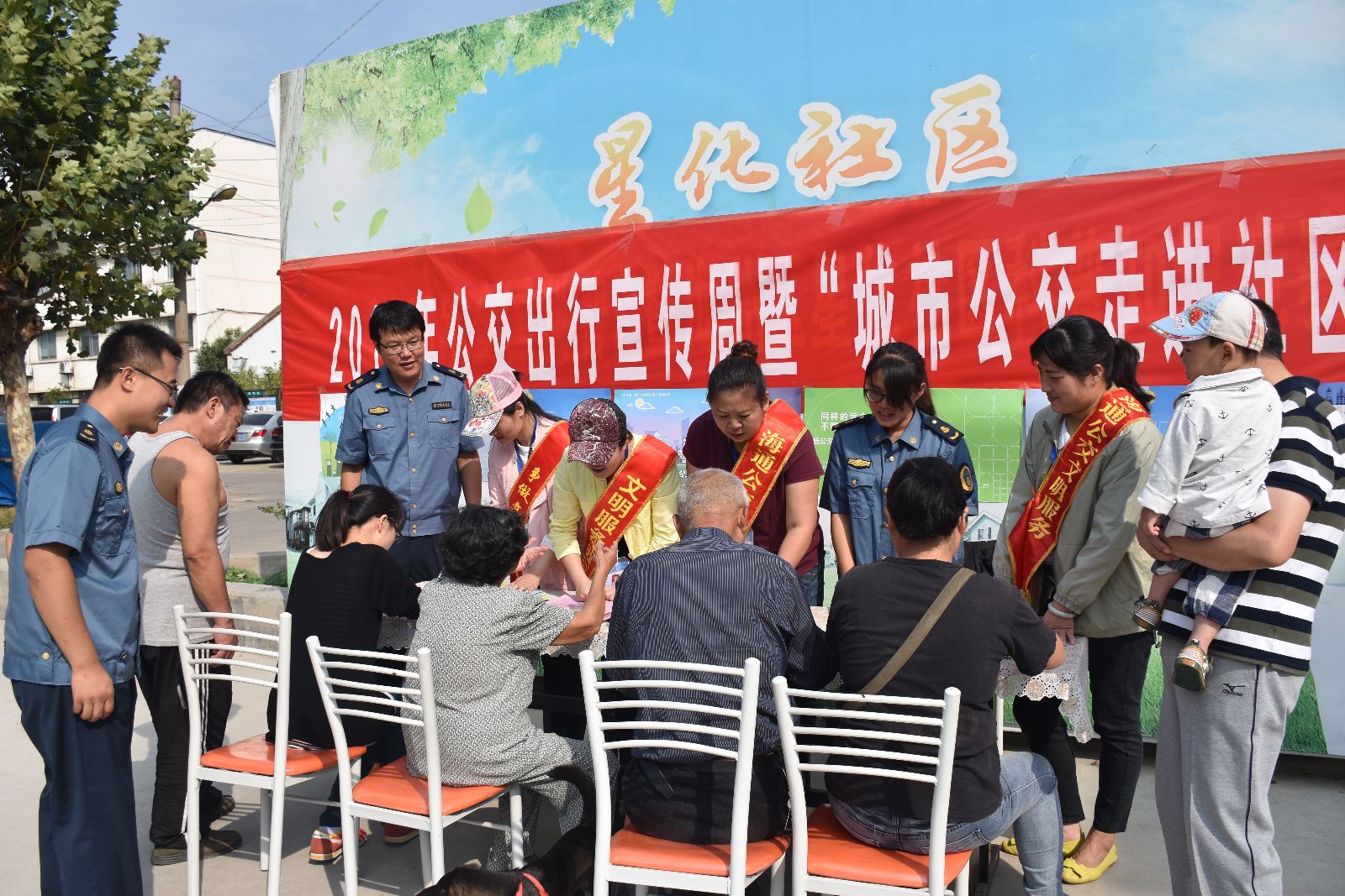 公交集團開(kāi)展“城市公交走進(jìn)社區”活動(dòng)