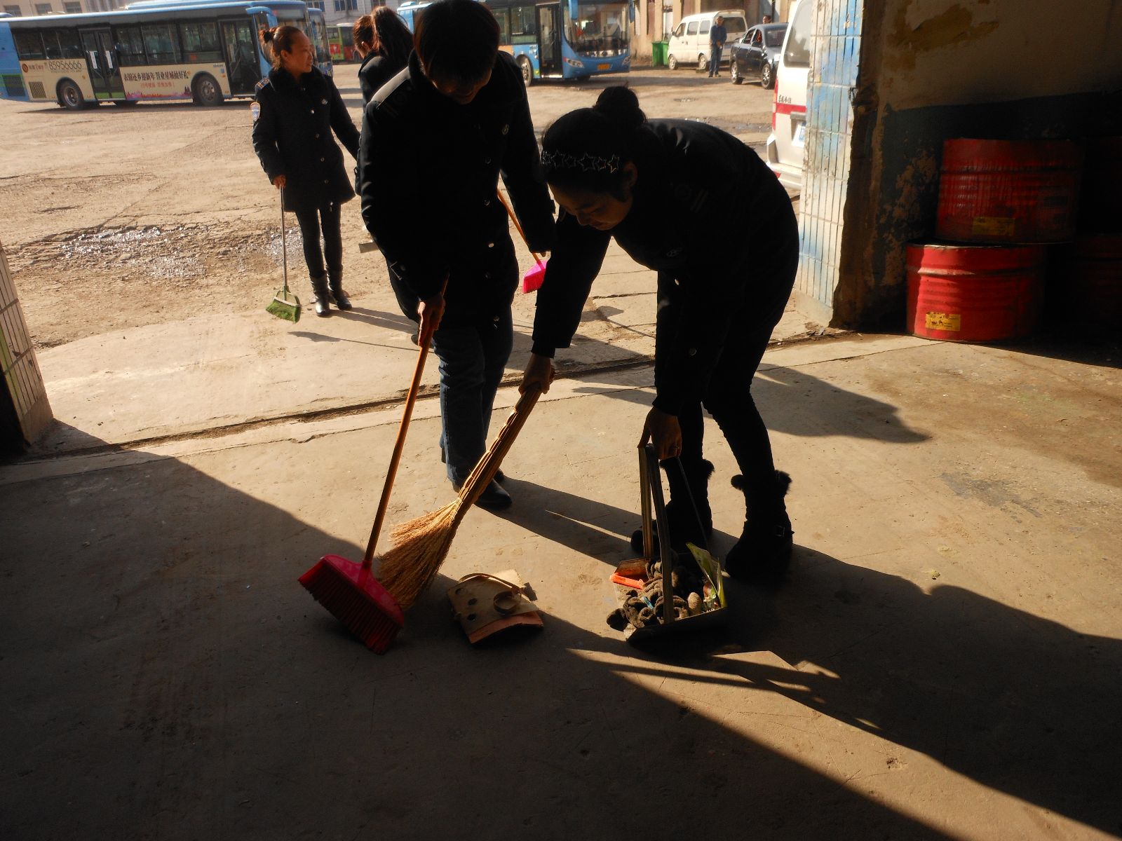 公交維修公司黨支部、工會(huì )組織女工開(kāi)展“三八婦女節”活動(dòng)