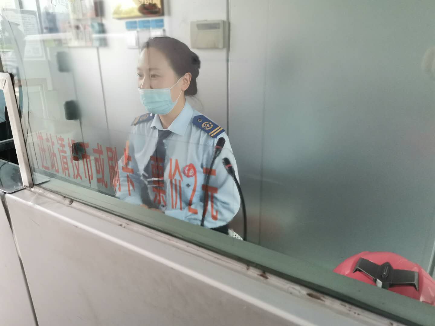 快速公交事業(yè)部站務(wù)員協(xié)力幫助乘客尋找丟失物品