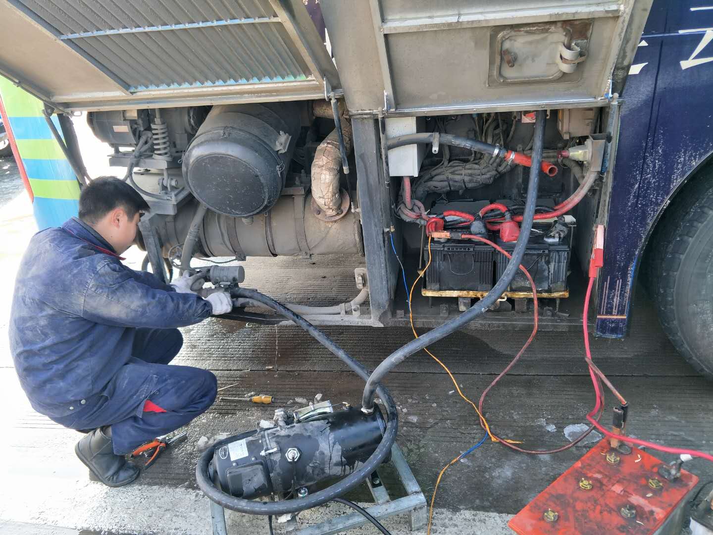 公交機務(wù)技術(shù)事業(yè)部雪天保障公交車(chē)輛安全出行