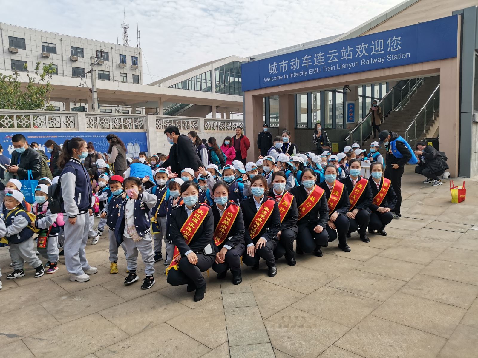 秋高氣爽，一群小乘客“蒞臨”城市動(dòng)車(chē)