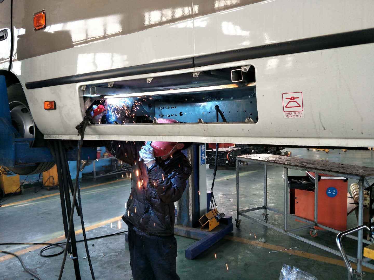 公交集團機務(wù)技術(shù)事業(yè)部做好花果山風(fēng)景區車(chē)輛空調改裝工作