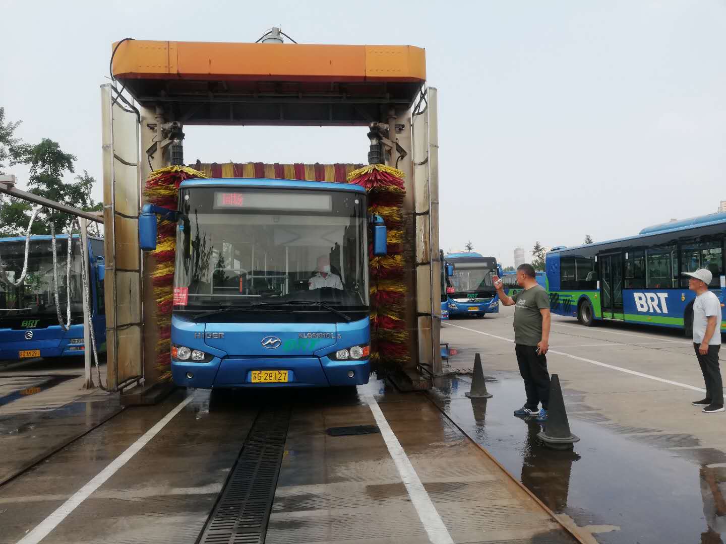 公交集團快速公交事業(yè)部?jì)?yōu)化改造洗車(chē)機