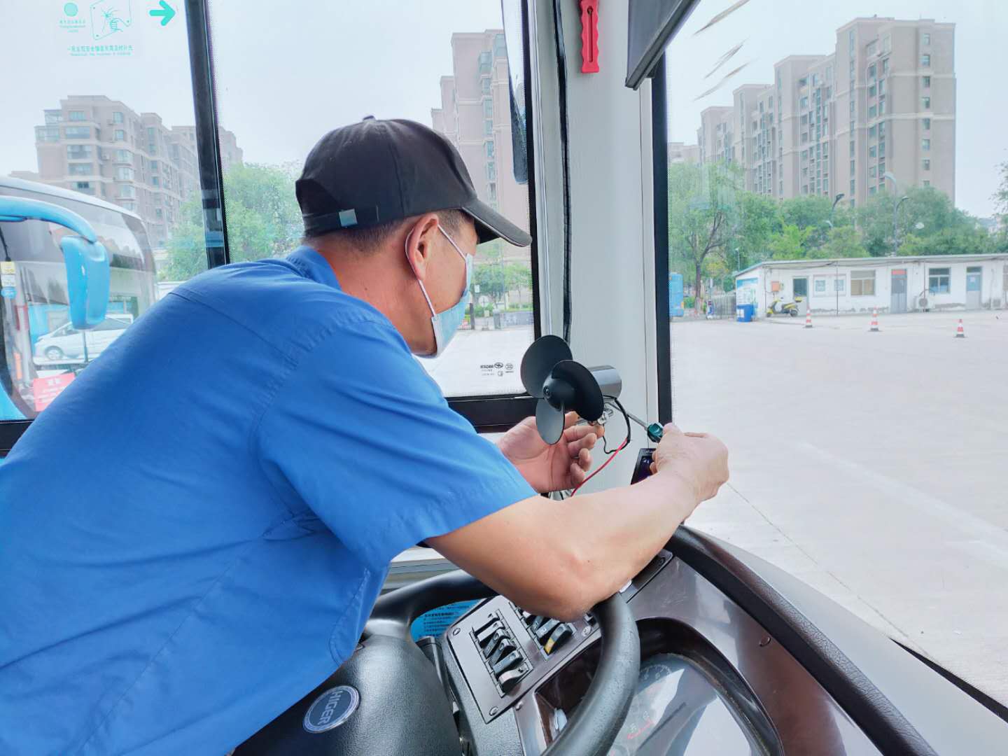 公交集團快速公交事業(yè)部為18米燃氣車(chē) 駕駛室安裝風(fēng)扇送清涼