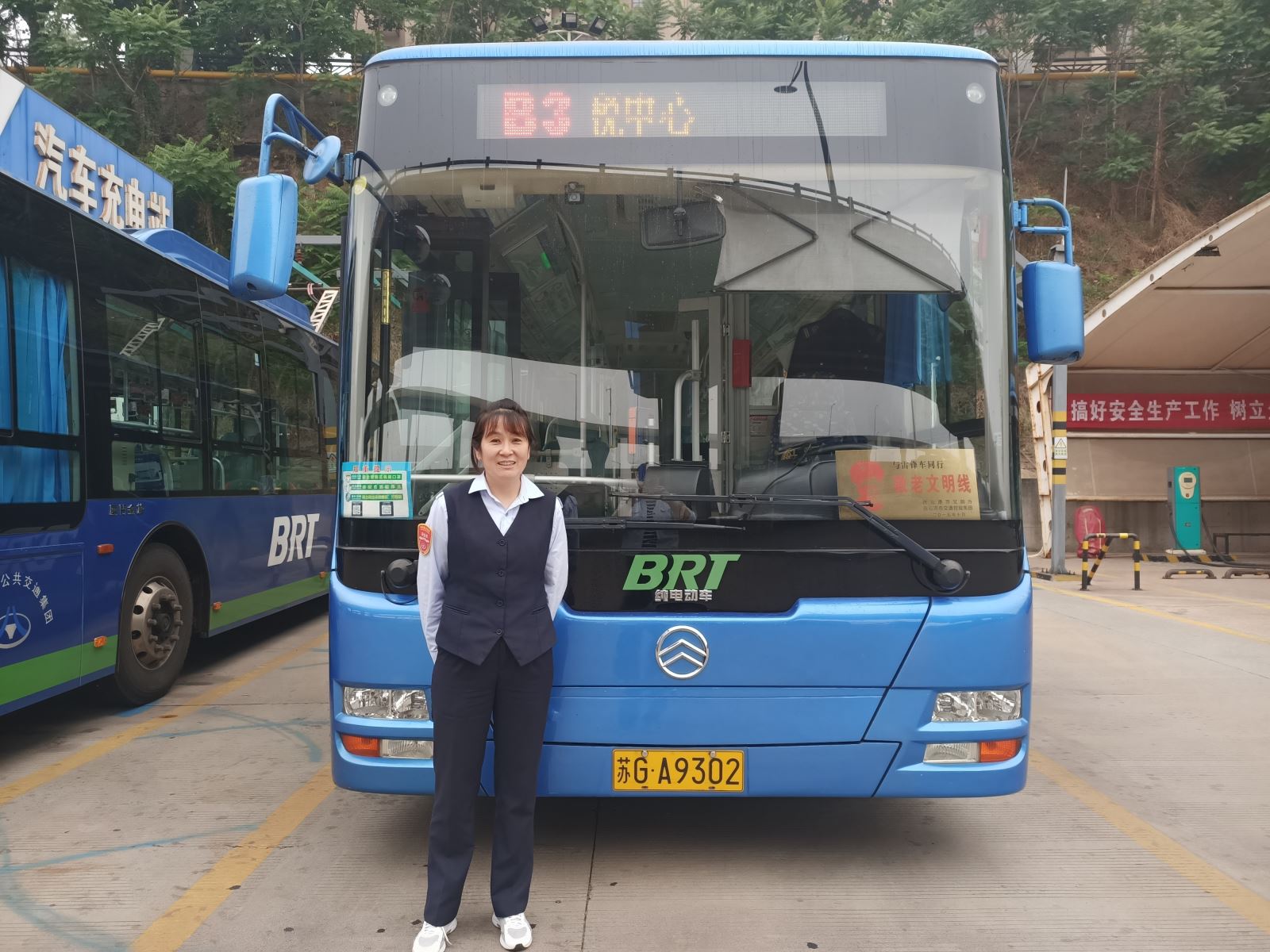 公交集團快速事業(yè)部駕駛員周建平撿書(shū)包獲感謝