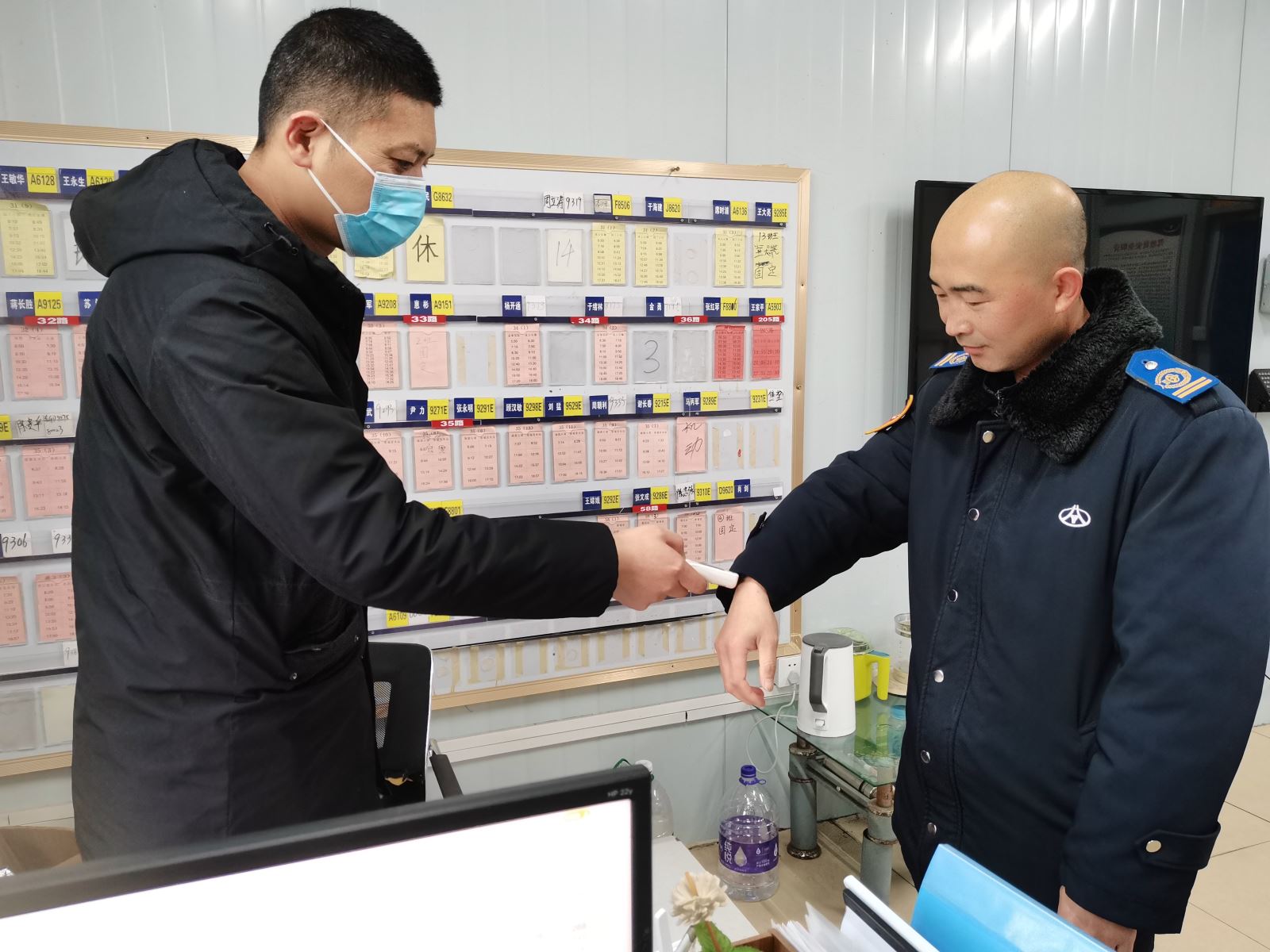 公交集團公交事業(yè)二部持續開(kāi)展春運期間駕駛員崗前溫度酒精、血壓測試工作