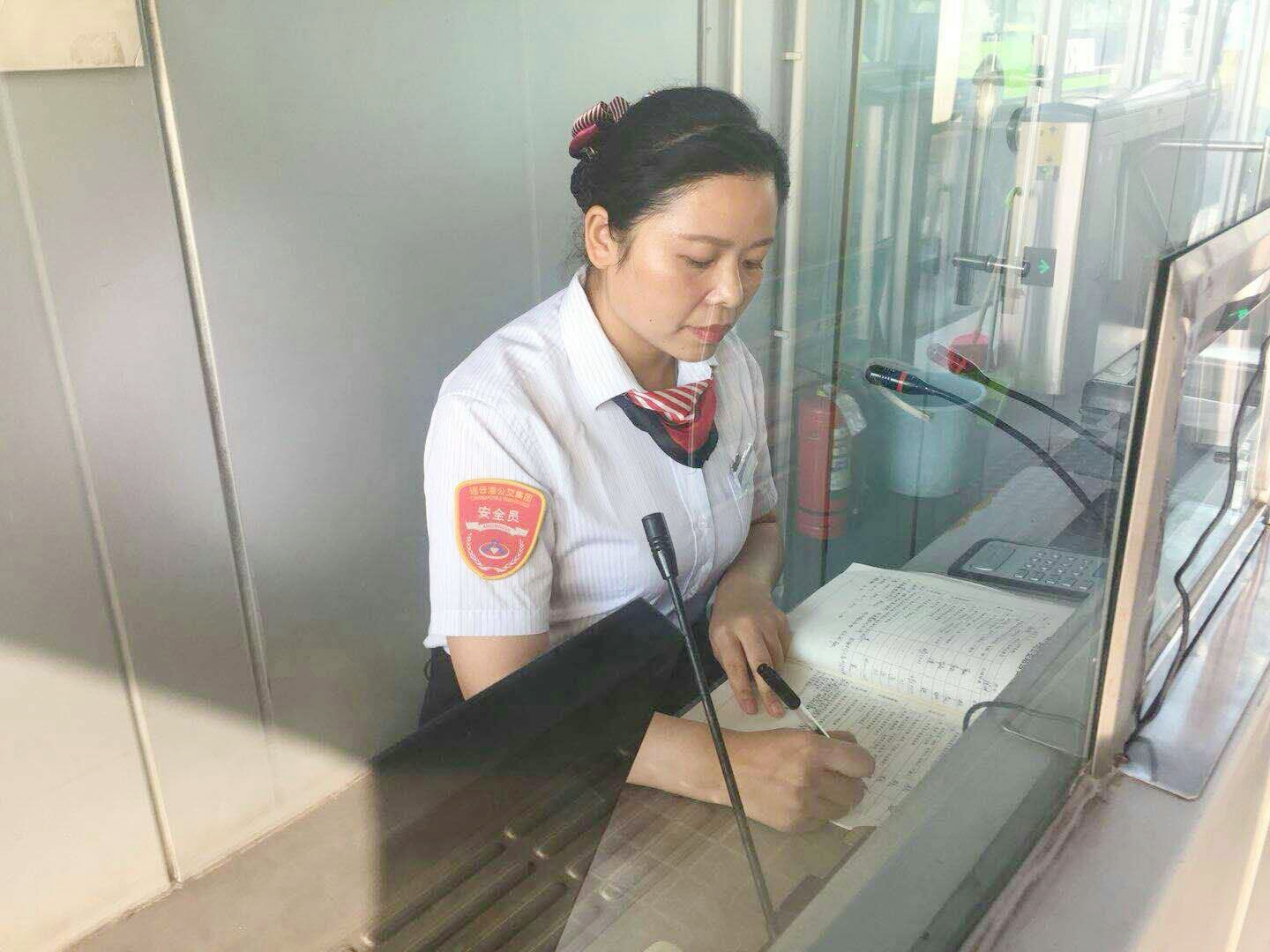 公交集團快速公司站務(wù)員愛(ài)崗敬業(yè) 綻放光彩