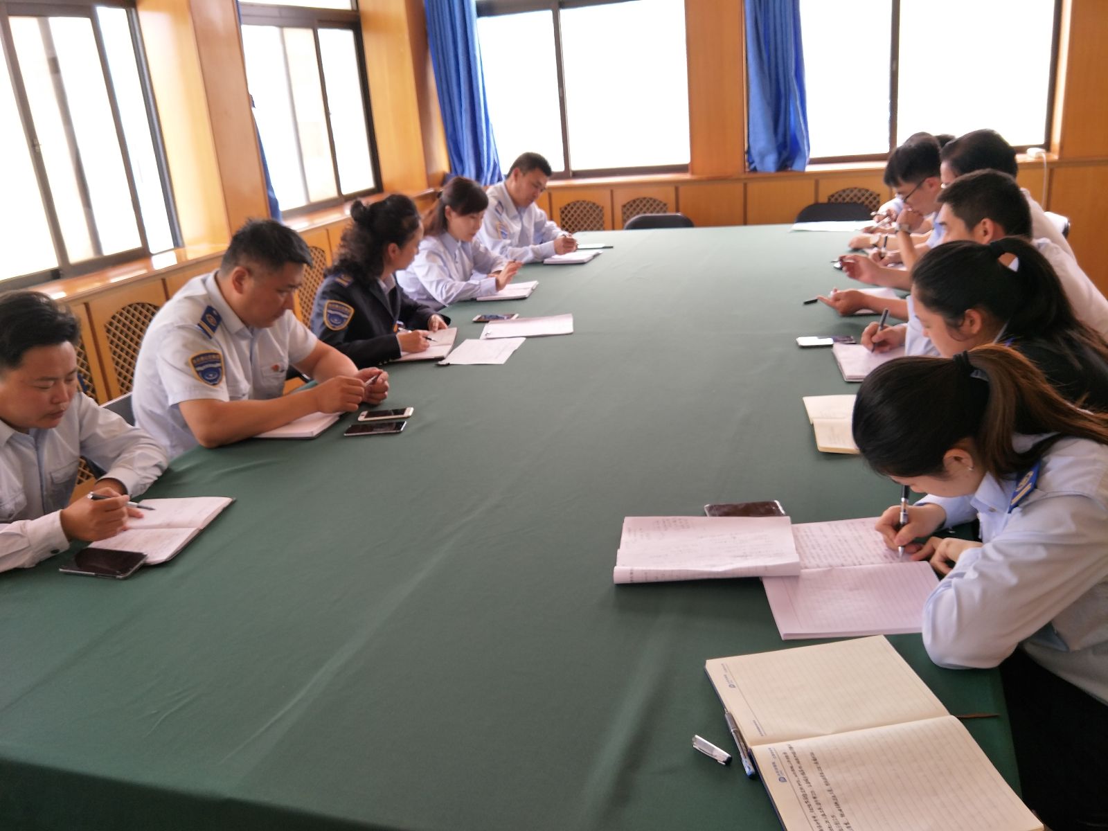 公交集團佳連公司深入學(xué)習《連云港市深化機關(guān)作風(fēng)建設八條禁令》