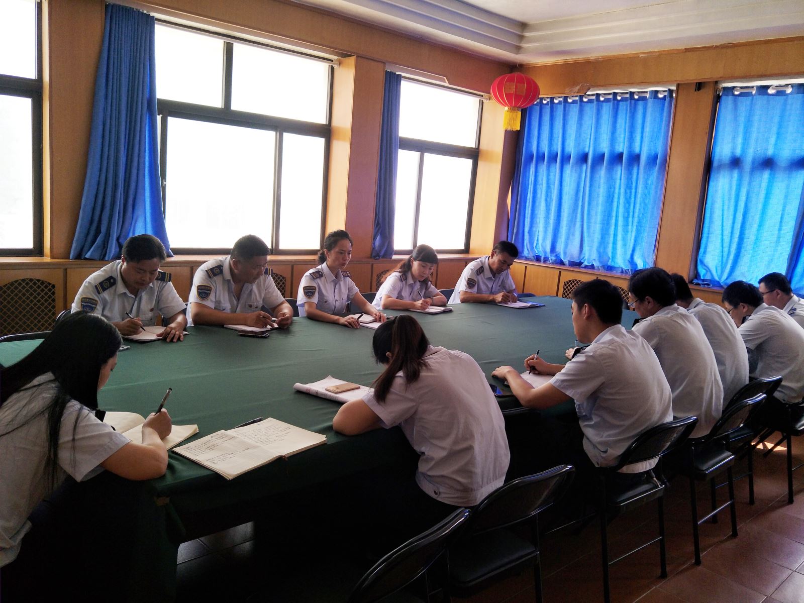 公交集團佳連公司黨支部召開(kāi)“振奮精神強堡壘、頑強拼搏謀跨越”會(huì )議