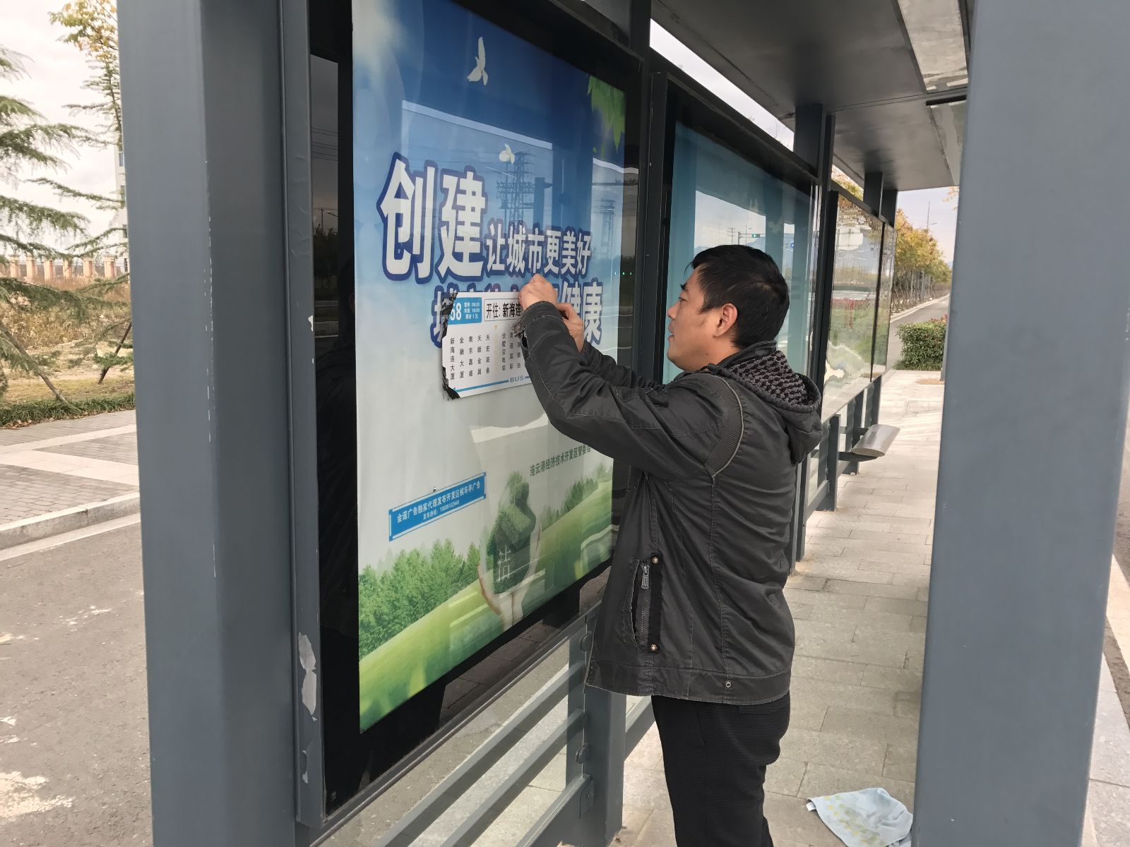 公交東部公司更新58路站牌標識