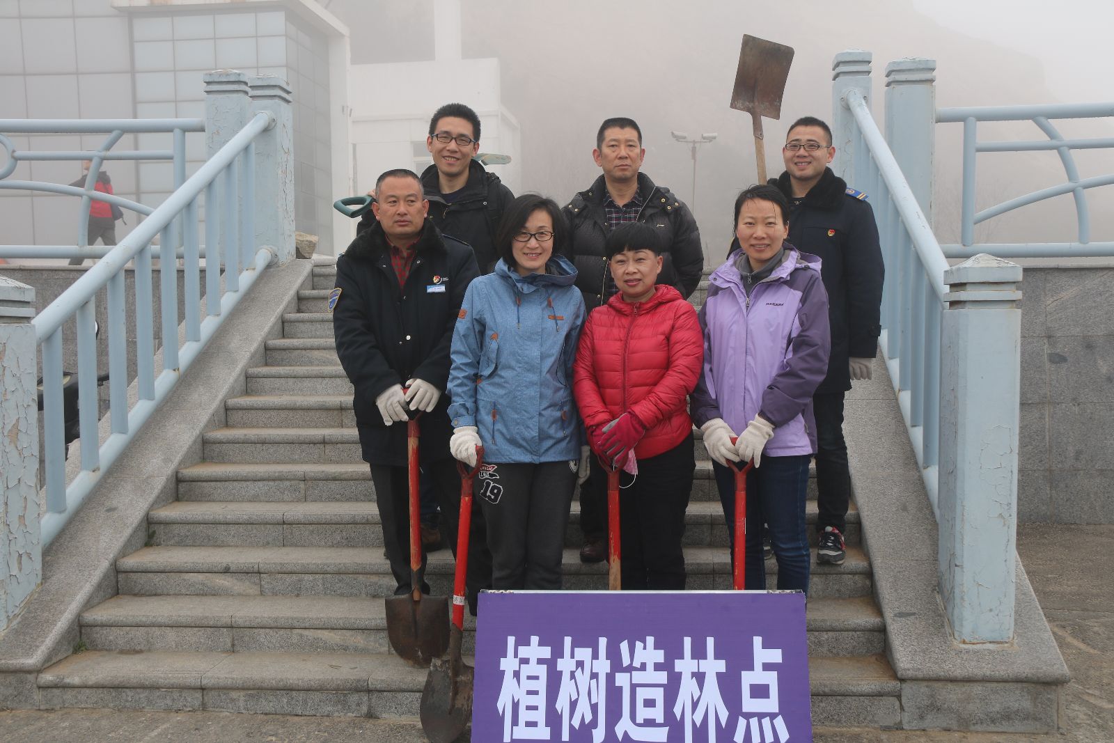 踐行社會(huì )責任 公交快速公司開(kāi)展義務(wù)植樹(shù)活動(dòng)