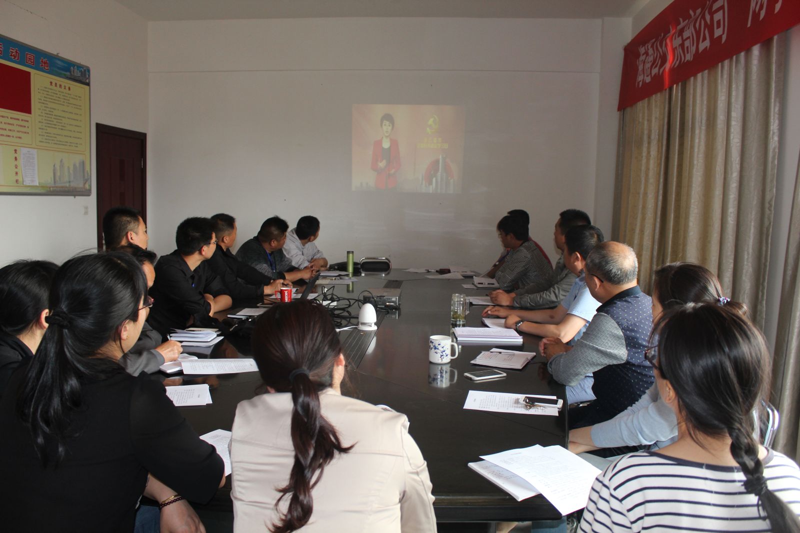 公交東部公司積極組織觀(guān)看電影《雨中的樹(shù)》