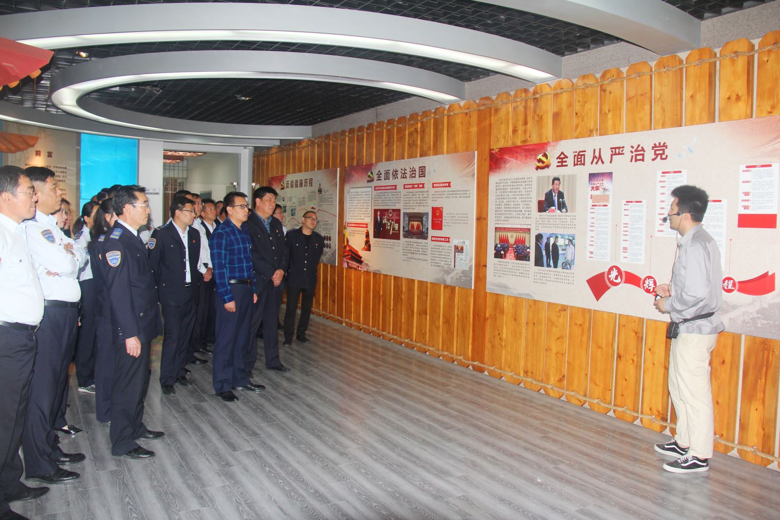 公交集團組織黨員干部參觀(guān)廉政教育基地