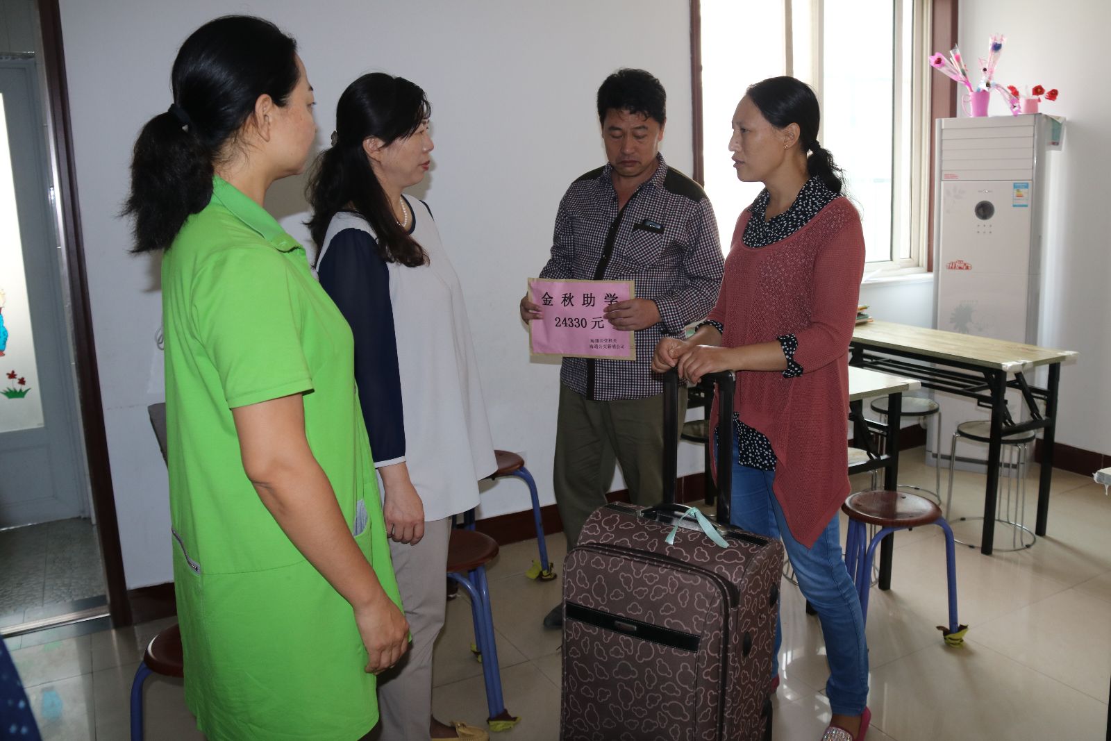 中秋節前海通公交公司慰問(wèn)特困職工