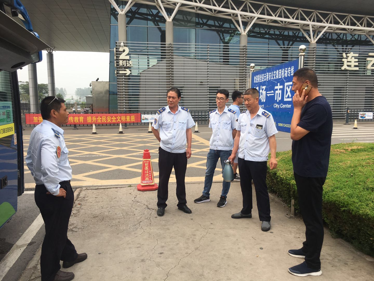 公交集團經(jīng)營(yíng)發(fā)展事業(yè)部開(kāi)展“雙節”前機場(chǎng)線(xiàn)綜合檢查