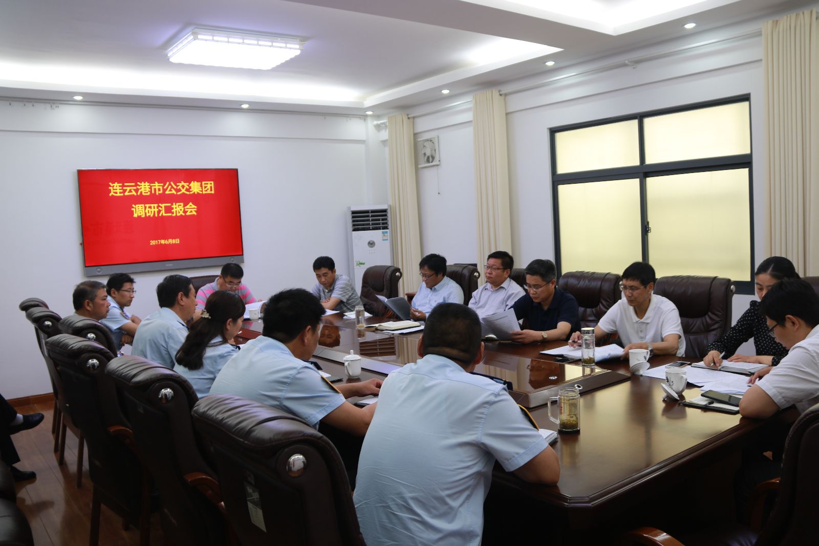 市交通控股集團領(lǐng)導到公交集團調研