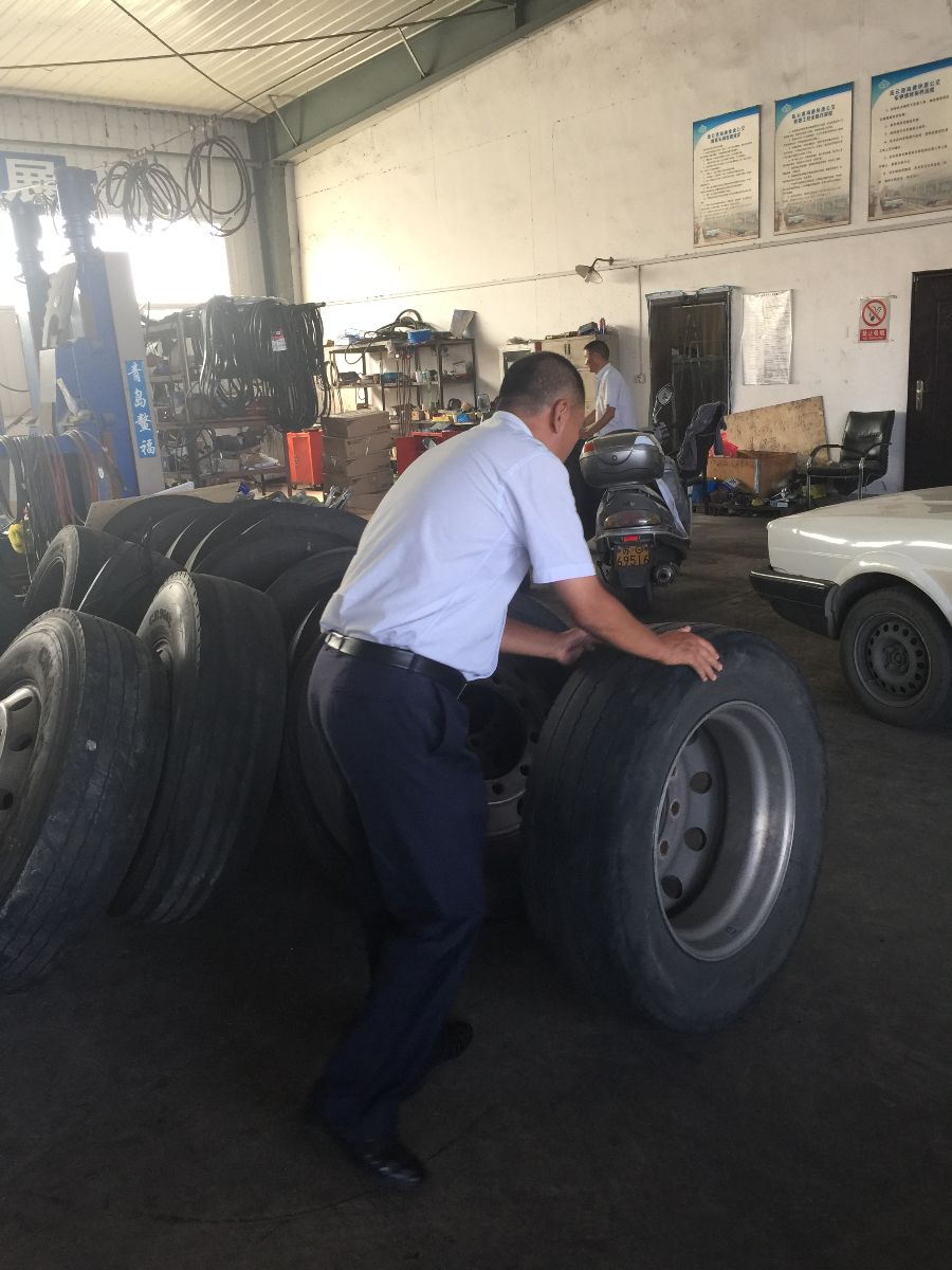 快速公交公司開(kāi)展機修車(chē)間衛生清理工作