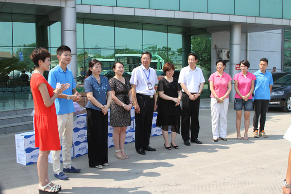 市廣電總臺和愛(ài)心企業(yè)慰問(wèn)海通公交公司一線(xiàn)員工