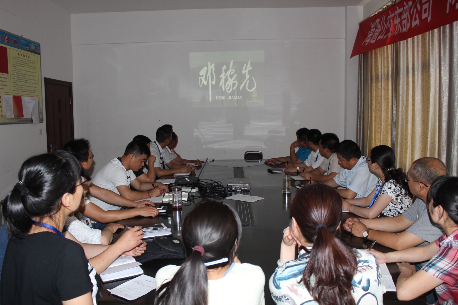 公交東部公司積極組織觀(guān)看電影《鄧稼先》