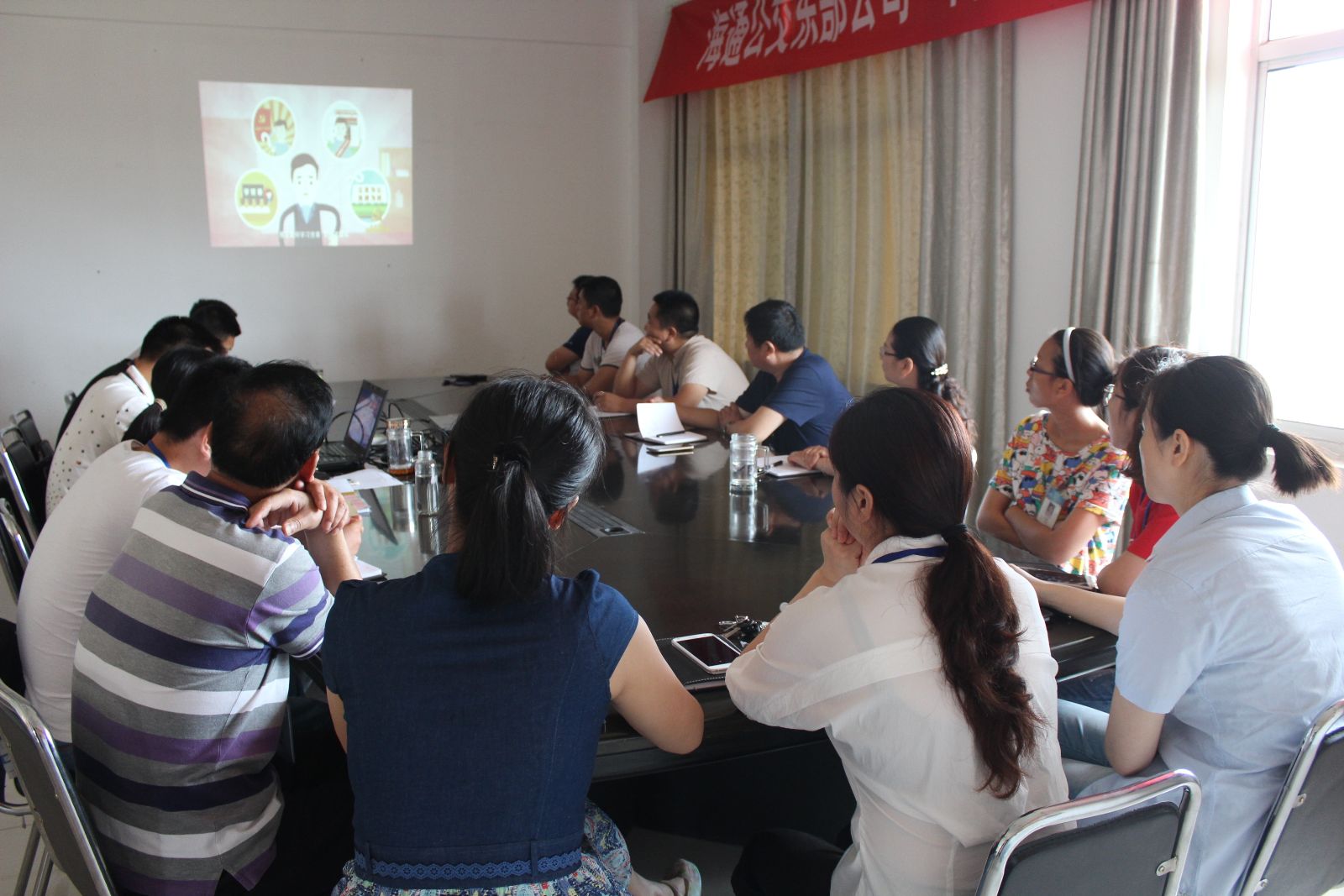 公交東部公司積極組織觀(guān)看專(zhuān)題片《黨章知識選粹》和《兩個(gè)人的海島》