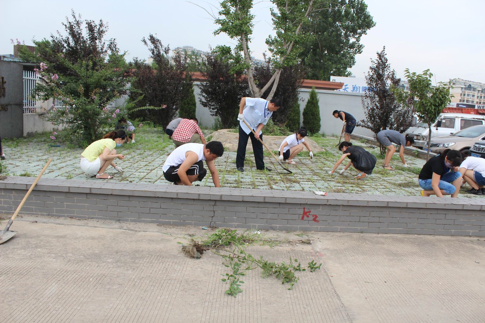 公交東部公司組織職工開(kāi)展義務(wù)勞動(dòng) 喜迎“八一”建軍節