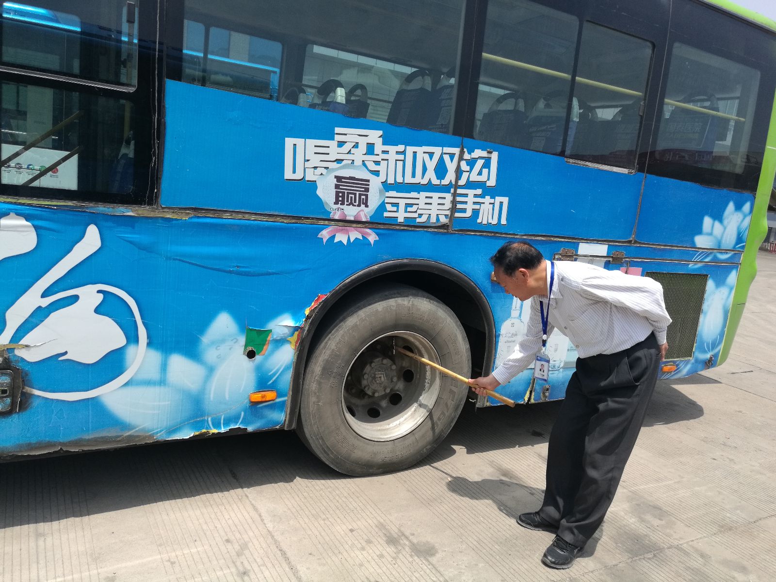 公交東部公司開(kāi)展高考前車(chē)輛機務(wù)大檢查