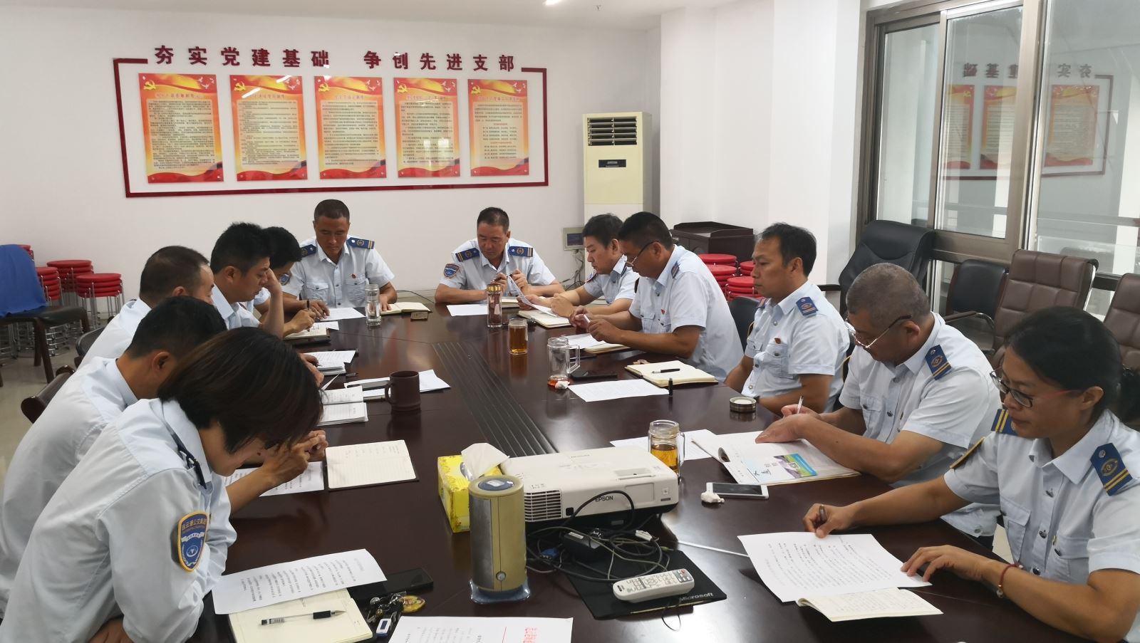 公交集團快速公交公司召開(kāi)安全生產(chǎn)責任落實(shí)工作會(huì )議