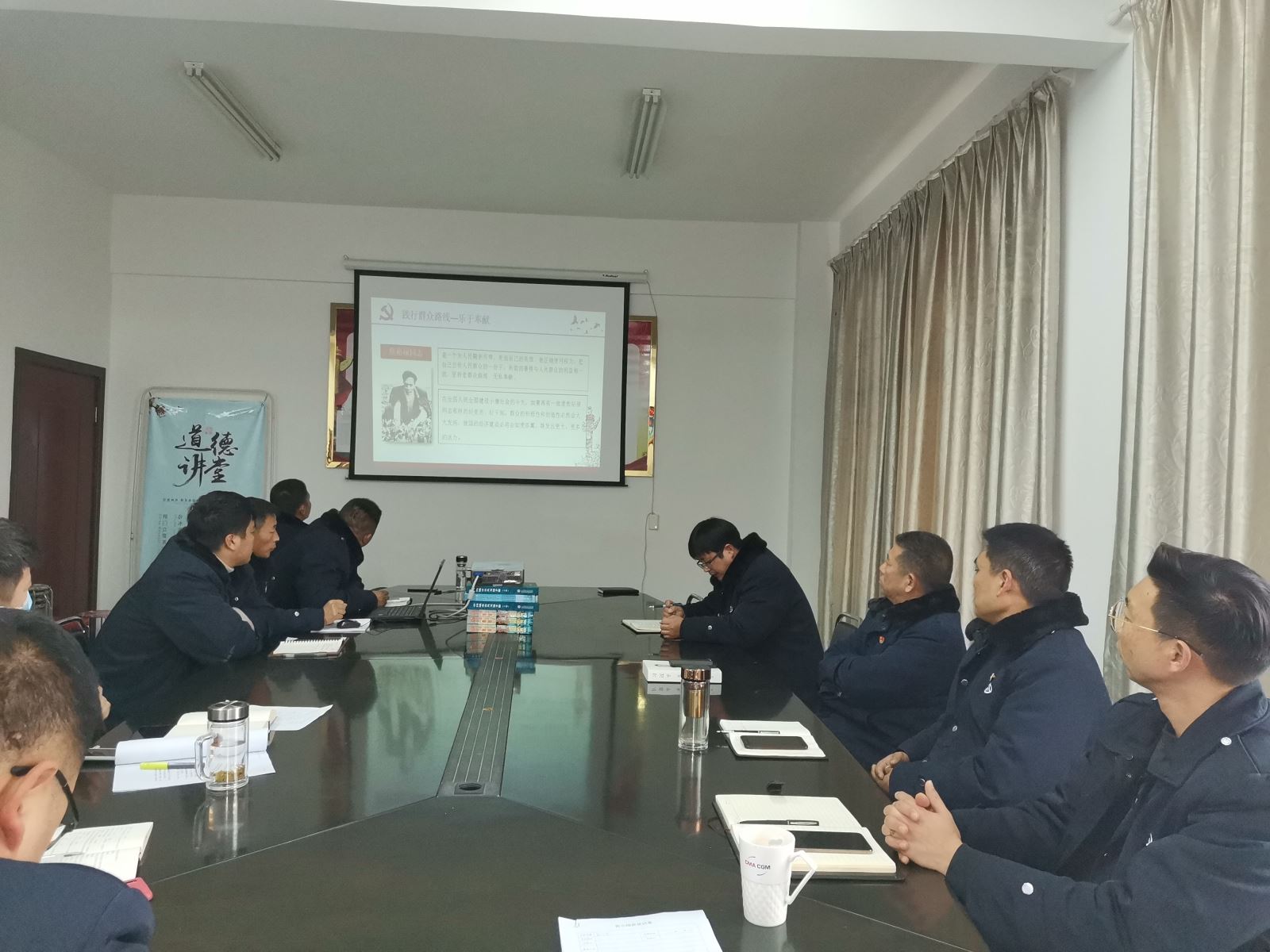 公交集團公交事業(yè)二部召開(kāi)“淺談黨員與奉獻”主題黨課