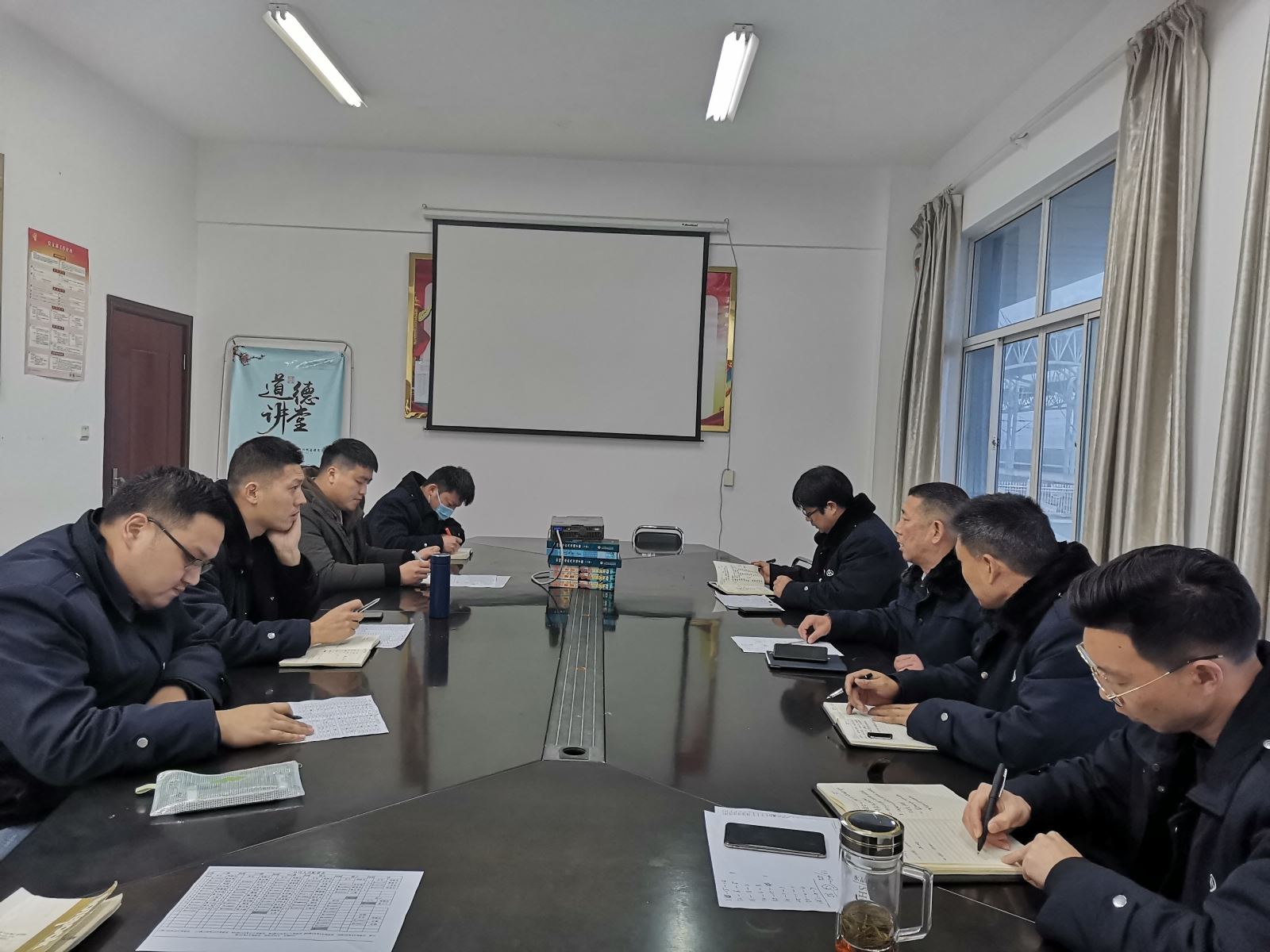 公交集團公交事業(yè)二部召開(kāi)惡劣天氣應急部署會(huì )議