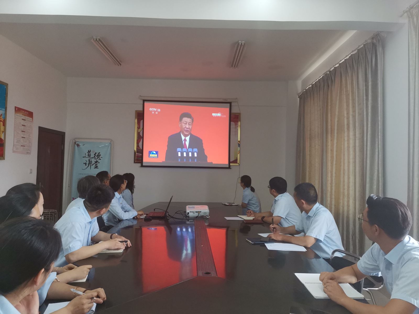 公交集團公交事業(yè)二部組織廣大黨員干部職工觀(guān)看慶祝中國共產(chǎn)黨成立100周年“七一”勛章表彰大會(huì )