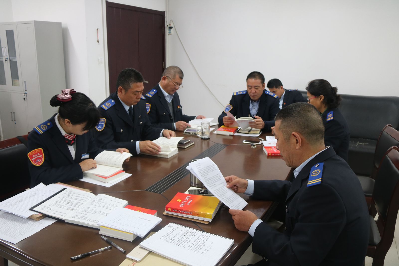 公交集團快速公司向全體黨員發(fā)放黨的十九大學(xué)習書(shū)籍