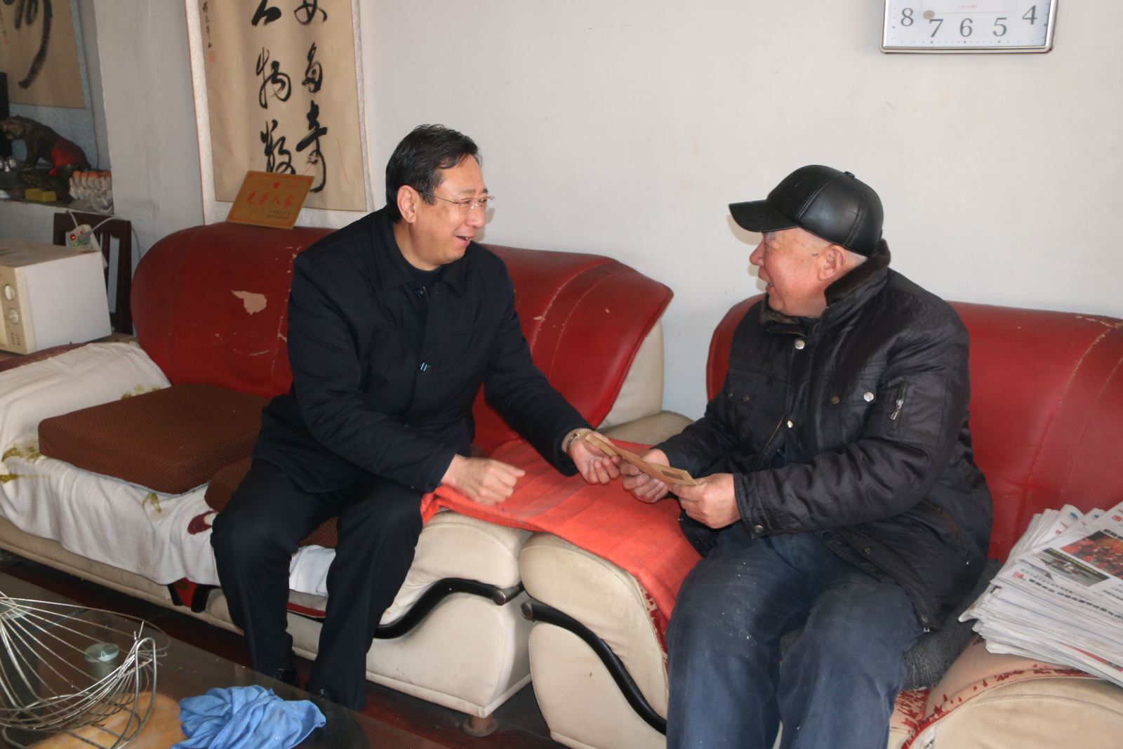 公交集團走訪(fǎng)慰問(wèn)軍轉干部和困難黨員