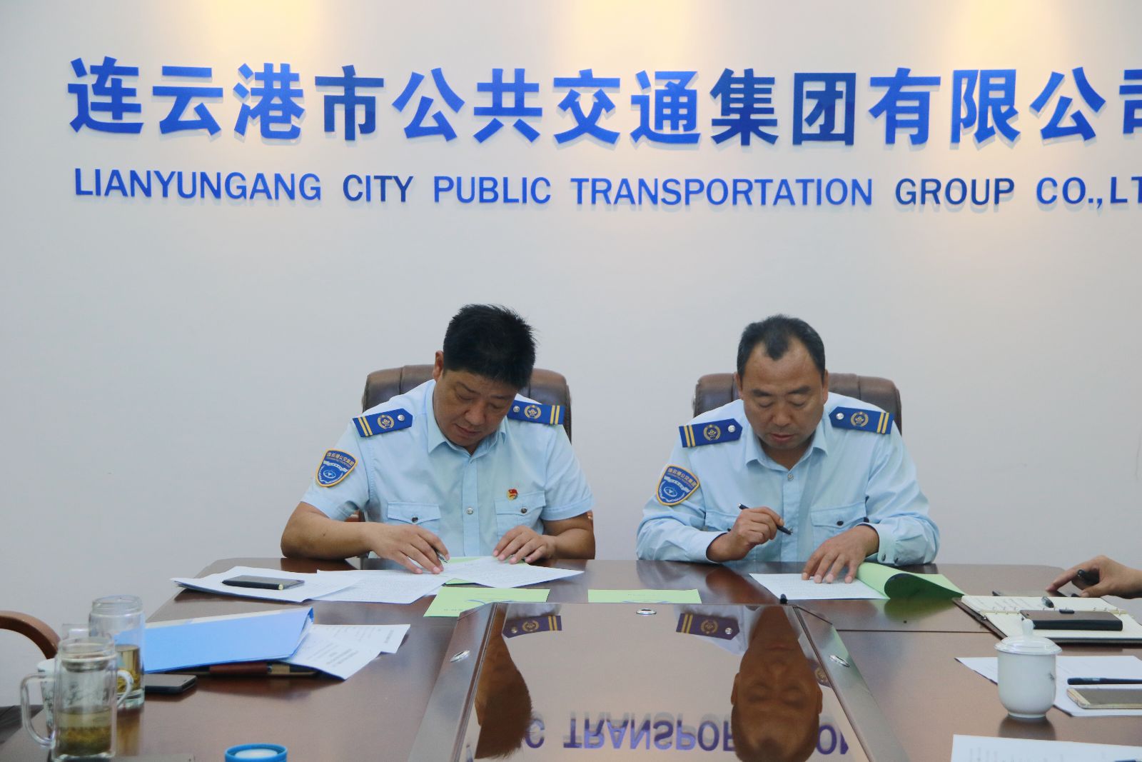 公交集團層層簽訂十九大安保責任書(shū)