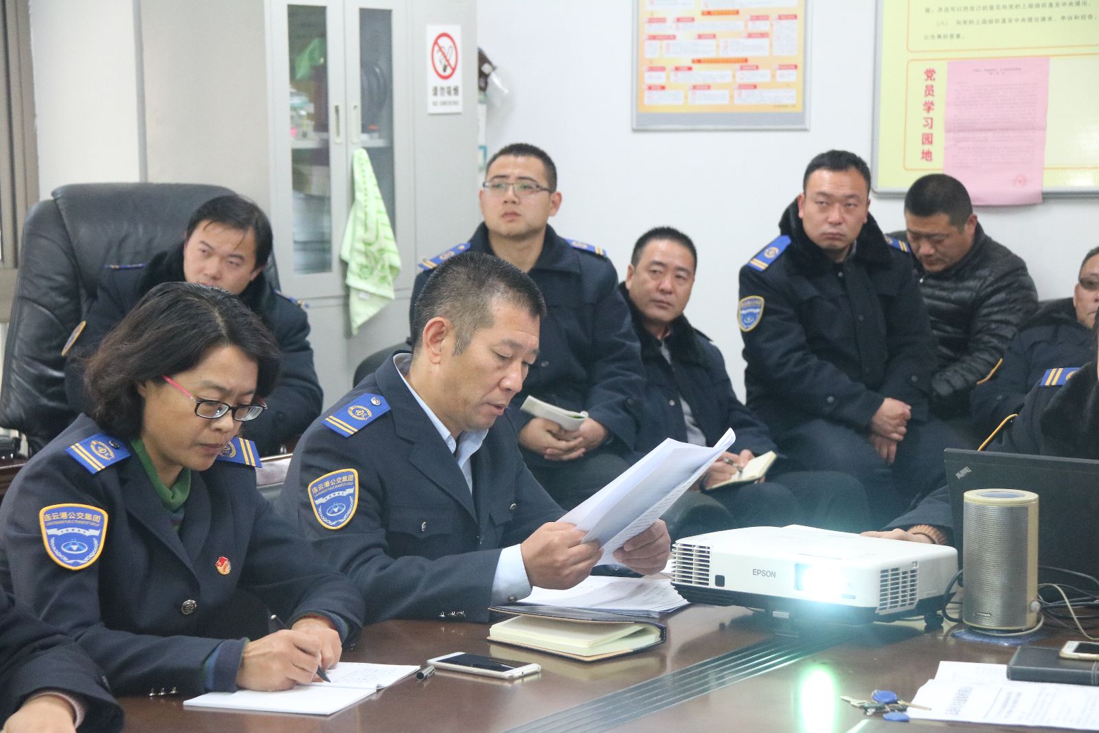 公交集團快速公司組織黨員學(xué)習黨的十九大會(huì )議精神