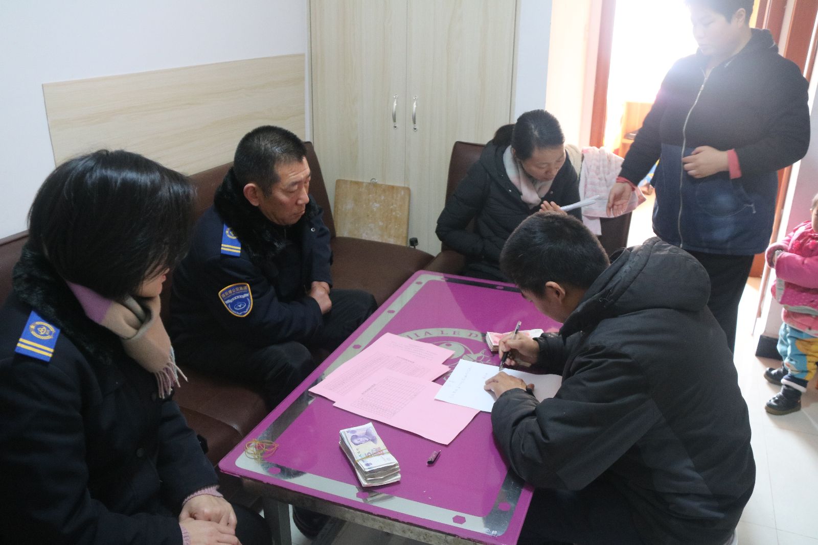 公交集團快速公司職工為患病駕駛員周作偉愛(ài)心捐款