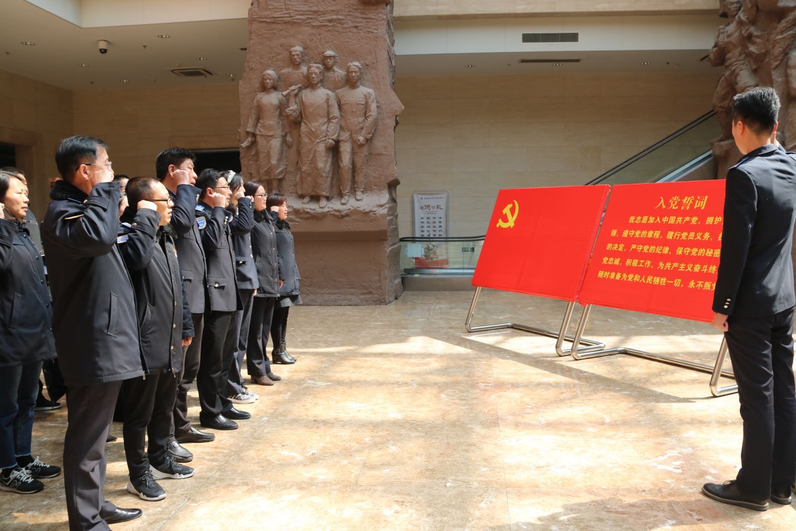 公交集團機關(guān)總支開(kāi)展“緬懷先烈憶初心、傳承精神勇?lián)敗敝黝}黨日活動(dòng)