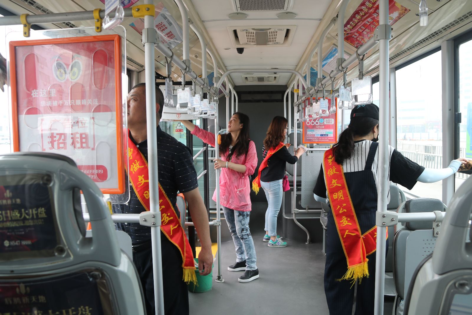 海通公交公司深入基層一線(xiàn)開(kāi)展車(chē)輛“一趟一掃一抹”活動(dòng)