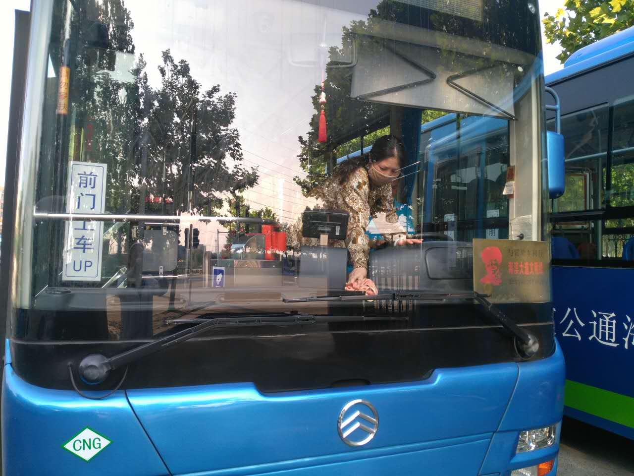 公交東部公司繼續開(kāi)展首末站“一趟一掃一抹”活動(dòng)