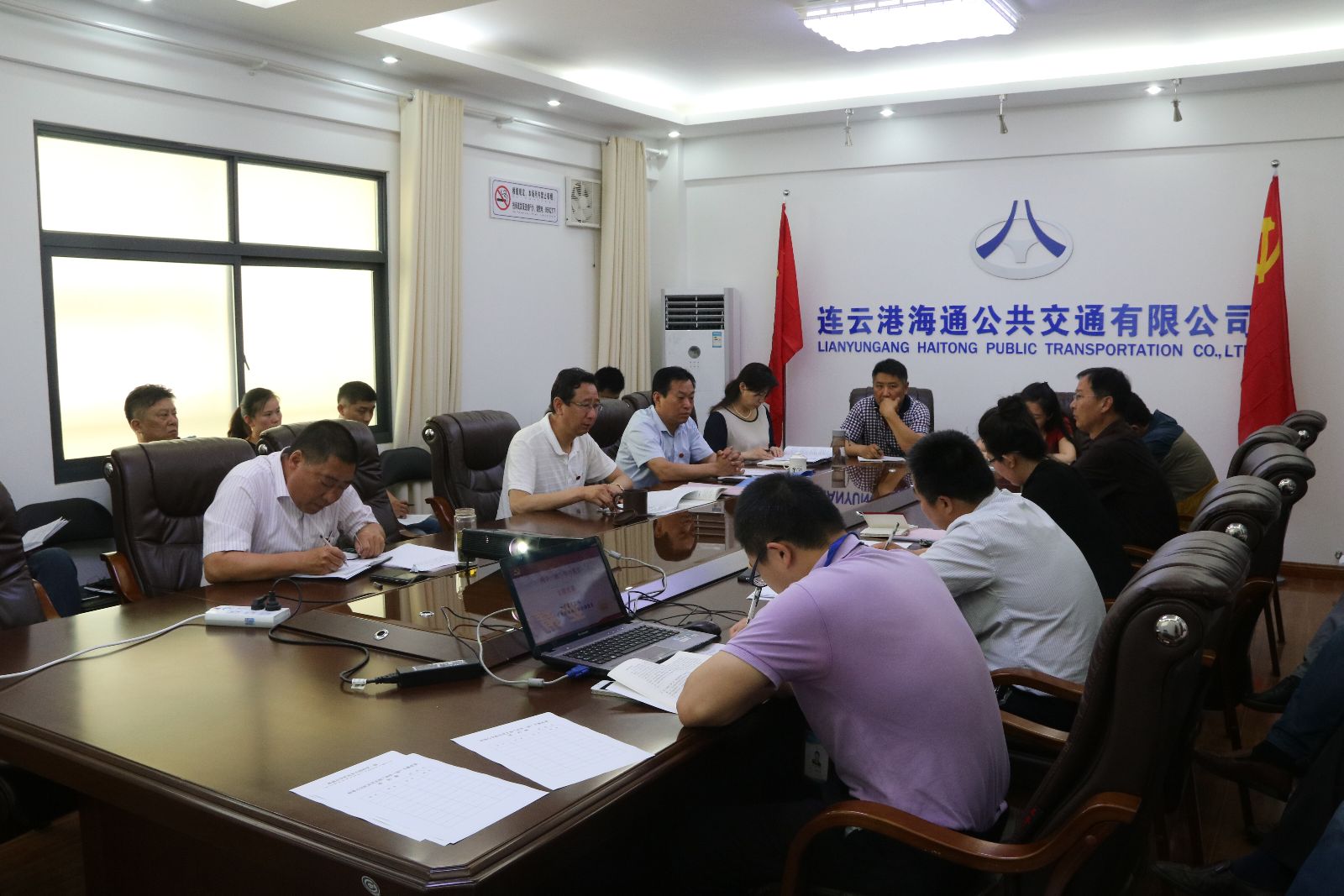 海通公交公司機關(guān)黨支部開(kāi)展黨課教育