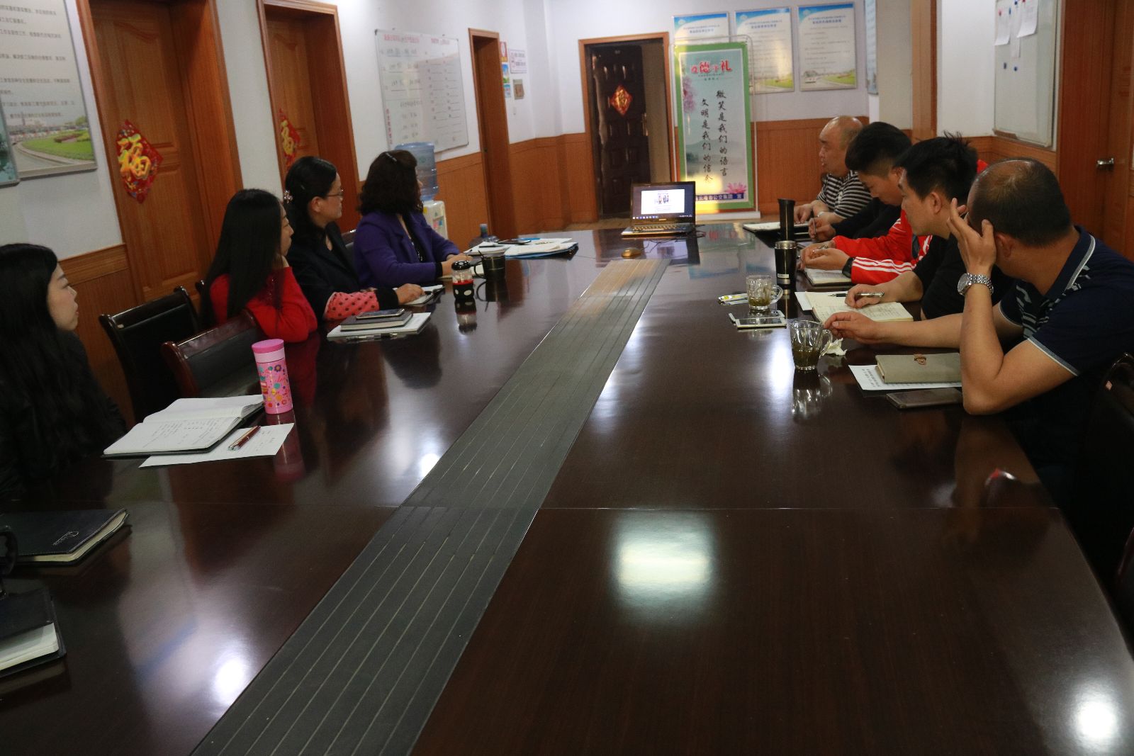 公交新浦公司組織固定學(xué)習日觀(guān)看《船廠(chǎng)諜影》、《追夢(mèng)英雄》